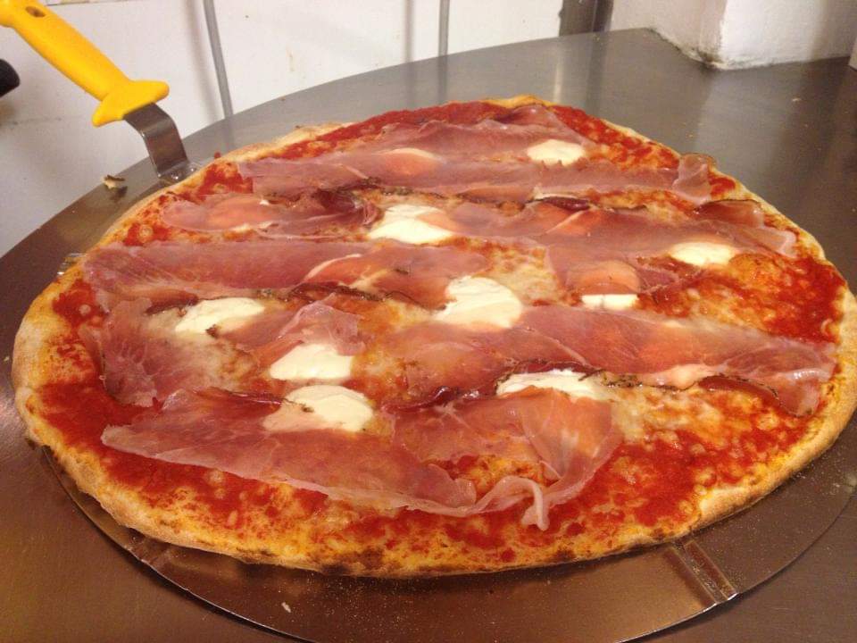 Pizza con prosciutto crudo e mozzarella