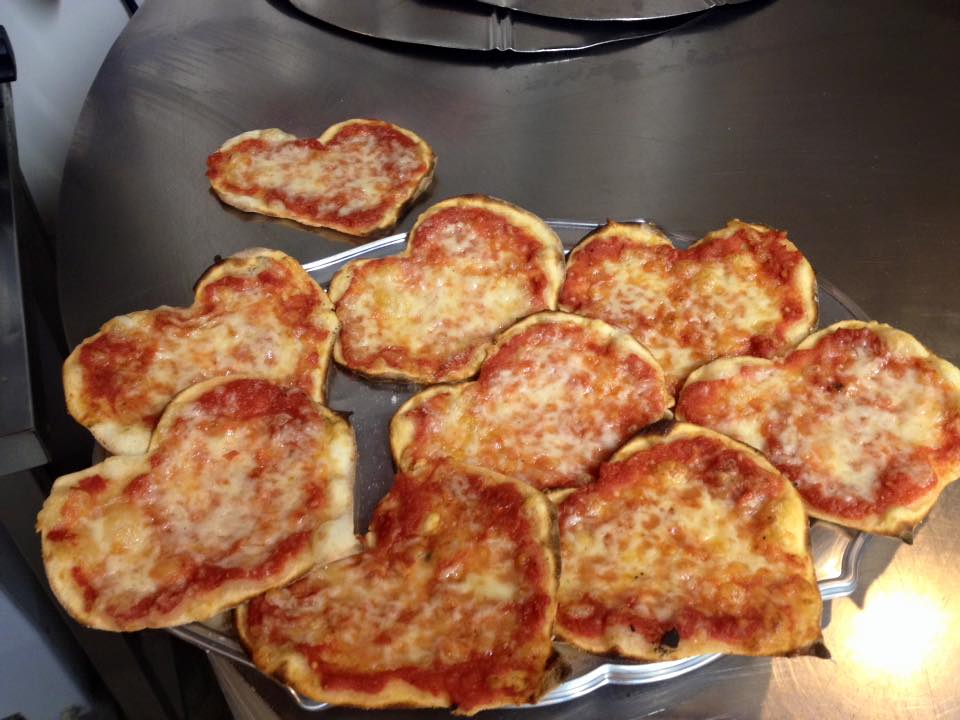 Pizzette a forma di cuore appena sfornate